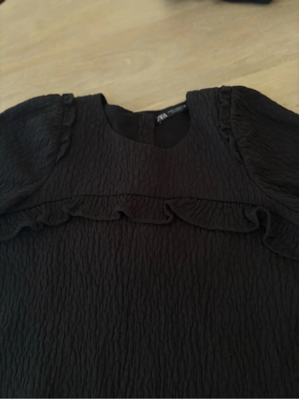 Zara black crinkle puff sleeve crop top - Picture 4 of 9
